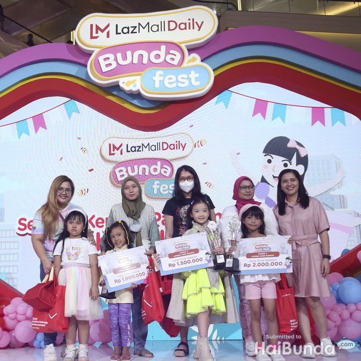 <p>Kemudian di siang hari, acara dilanjutkan dengan Lomba Kids Dance yang diikuti oleh anak berusia 4 - 8 tahun. Pemenangnya adalah Dhea dan Bunda Meri Mediana sebagai juara pertama. Kemudian disusul oleh Raynelle dan Bunda Laurenti di posisi kedua, serta Hawa dan Bunda Mariska di nomor tiga. (Foto: Rifkianto Nugroho)</p>
