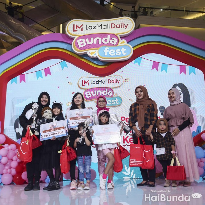 <p>Juara pertama Lomba Menyanyi Bunda dan Si Kecil dimenangkan oleh Afsheena dan Bunda Irma Safitri. Juara kedua diraih oleh Kylie dan Bunda Yuliana. Kemudian juara ketiga dimenangkan Dhea dan Bunda Meri Mediana. (Foto: Rifkianto Nugroho)</p>