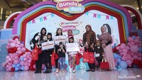 <p>Juara pertama Lomba Menyanyi Bunda dan Si Kecil dimenangkan oleh Afsheena dan Bunda Irma Safitri. Juara kedua diraih oleh Kylie dan Bunda Yuliana. Kemudian juara ketiga dimenangkan Dhea dan Bunda Meri Mediana. (Foto: Rifkianto Nugroho)</p>