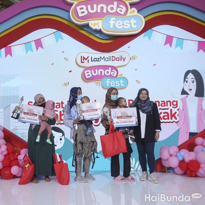 <p>Ada tiga lomba yang diadakan pada hari kedua. Pertama adalah Lomba Bayi Merangkak yang diikuti oleh bayi berusia 7 - 15 bulan. Juara ketiga diraih oleh peserta nomor 025 yaitu Farhana, juara kedua diraih oleh peserta nomor 021 yaitu Ganesh, dan juara pertama diraih oleh peserta nomor 010 yaitu Qianzy. (Foto: Rifkianto Nugroho)</p>