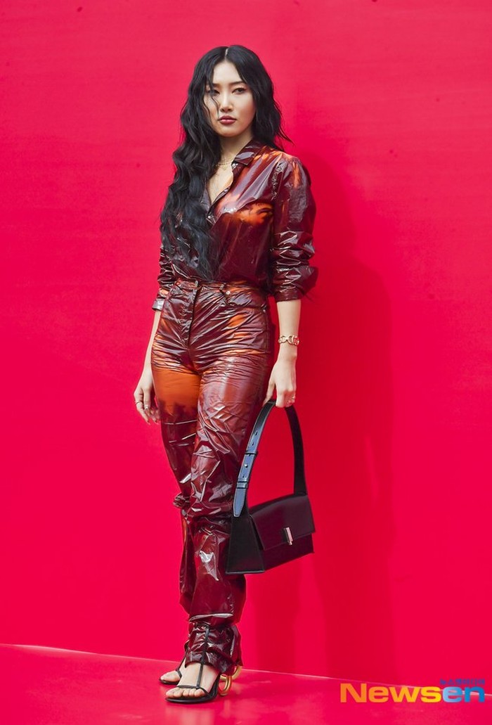 Pesona member termuda MAMAMOO tersebut semakin terpancar ketika berpose di photo booth. Setelan kulit berwarna merah kecokelatan, heeled sandals, dan hand bag hitam senada sukses membuat harmoni sempurna dalam penampilan Hwasa. Foto: newsen.com
