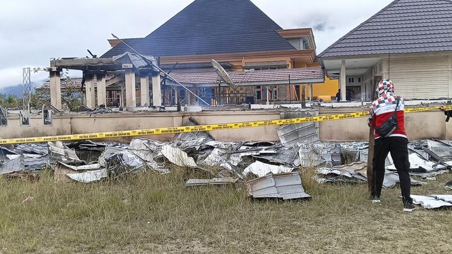 Danrem mengatakan untuk memastikan penyebab kebakaran kantor bupati Dogiyai di Papua Tengah masih menunggu hasil penyelidikan polisi.