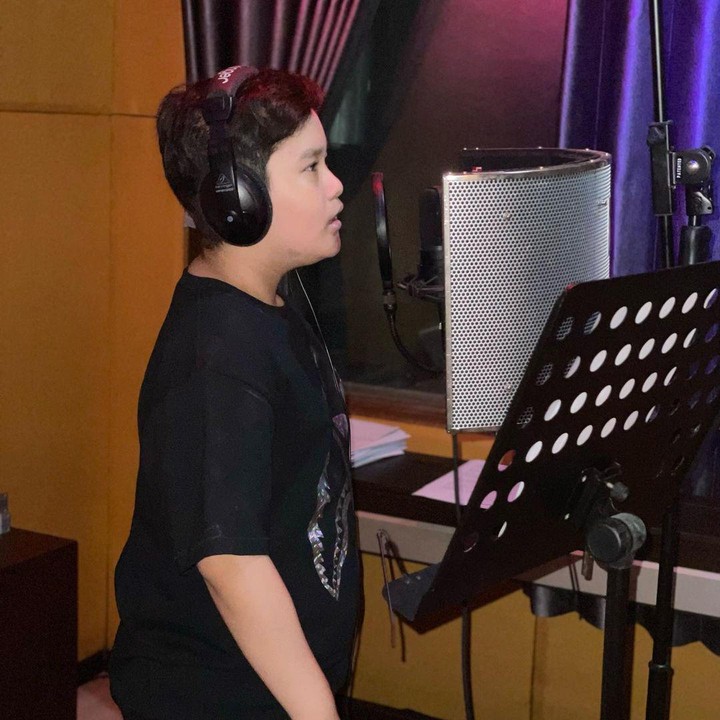 <p>Mengikuti jejak sang Bunda, Ivan sangat tertarik dengan dunia musik. Ia kerap membagikan kegiatannya ketika take vocal. Selain itu, Ivan juga jago bermain piano, Bunda. (Foto: Instagram: @ivanderdamares)</p>