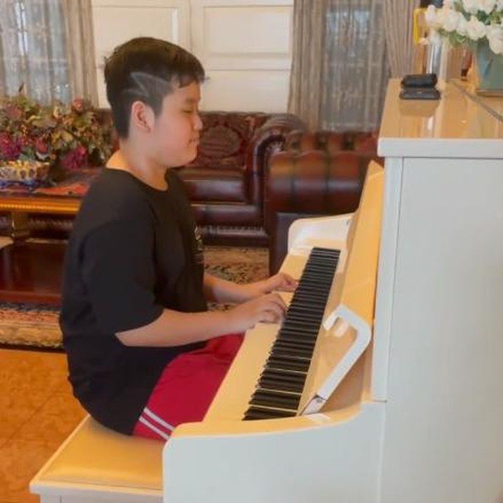 <p>"Masya Allah, tabarakallah, pintarnya anak sholeh ya Bunda Inul," kata seorang netizen. "Pinternya putra Mbak @inul.d. Bangga melihatnya. Anak saya juga suka main piano, Mbak. Apa lagi yang kurang ya Mbak. Bersyukur sekali diberkahi anak-anak yang bertalenta, amin," ungkap yang lainnya. (Foto: Instagram: @ivanderdamares)</p>