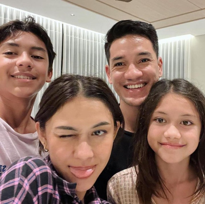 <p>Nana Mirdad menikah dengan Andrew White pada tahun 2006, Bunda. Dari pernikahan ini, keduanya pun dikaruniai dua orang anak yang sudah beranjak remaja. (Foto: Instagram: @andrew.white._)</p>