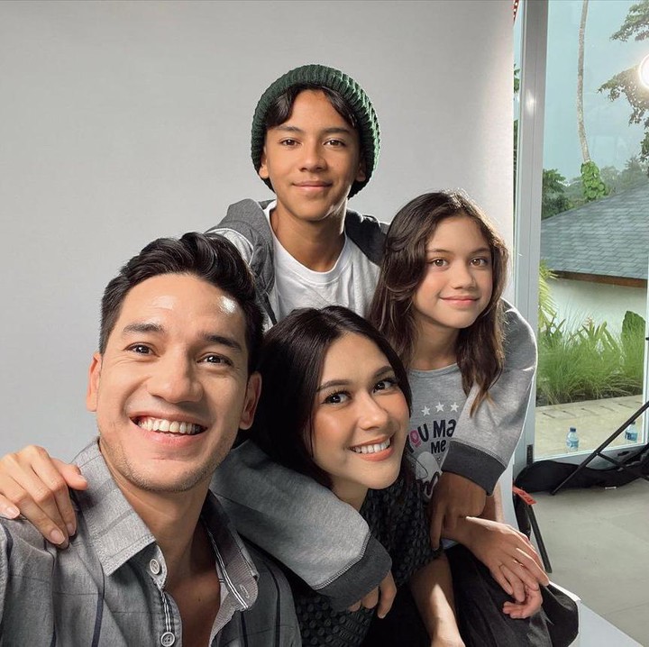 <p>Nana dan keluarga kini menetap di Bali, Bunda. Kita doakan semoga Nana, suami, dan anak-anaknya selalu diberikan kesehatan dan kebahagiaan, ya! (Foto: Instagram: @andrew.white._)</p>