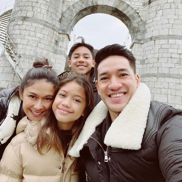 <p>Nana dan keluarga kerap membagikan berbagai aktivitasnya bersama-sama. Mereka bahkan selalu memperlihatkan kedekatan ketiga berlibur. (Foto: Instagram: @andrew.white._)</p>
