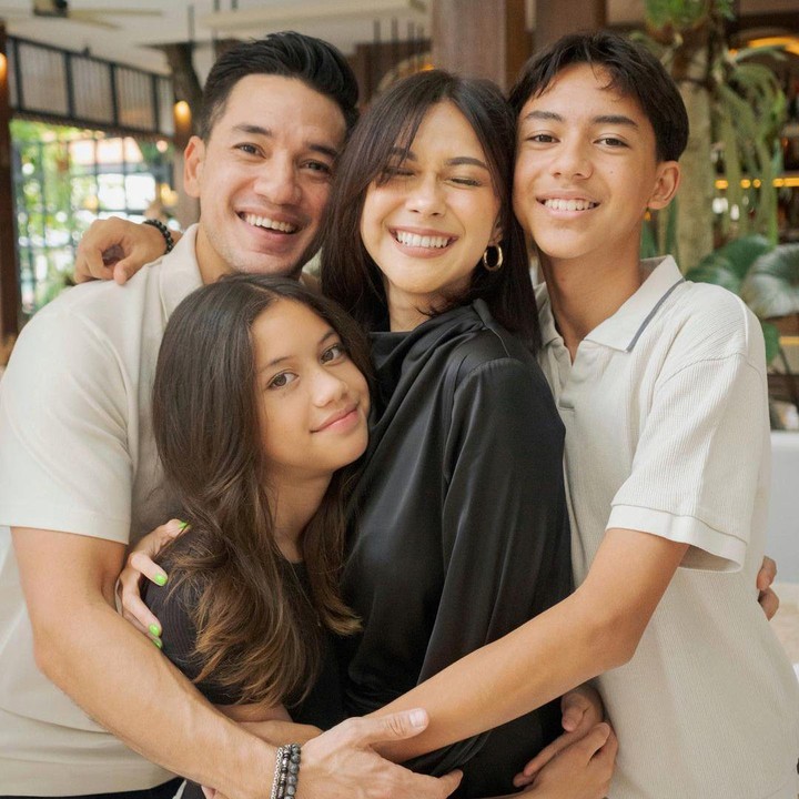 <p>Banyak netizen yang iri dengan keluarga Nana nih, Bunda. Tak sedikit dari mereka yang mengatakan bahwa keluarga Nana dan Andrew sangat sempurna. Keempatnya bahkan dinilai memiliki wajah yang mirip. "Ini 4 bersaudara, kakak beradik," ungkap seorang netizen. (Foto: Instagram: @andrew.white._)</p>