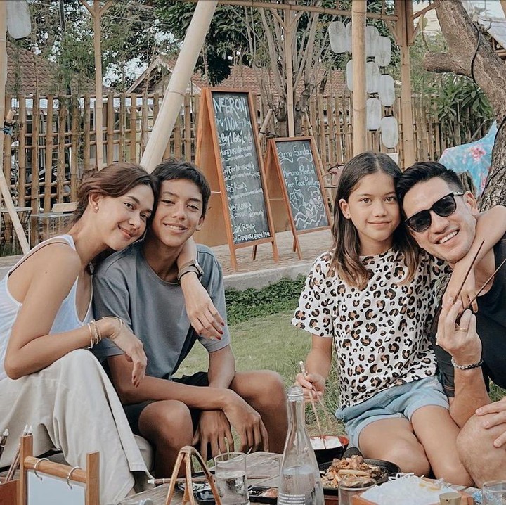 <p>"Benar-benar Tuhan itu baik, yang cewe kayak Nana, Jason mirip bapaknya," kata seorang netizen. "Happy family. Keluarga kecil yang hebat, mantap, serta diberkati Tuhan Ameen. Semoga langgeng selamanya dan selamanya. Hanya maut yang bisa memisahkan," doa netizen lainnya. (Foto: Instagram: @andrew.white._)</p>