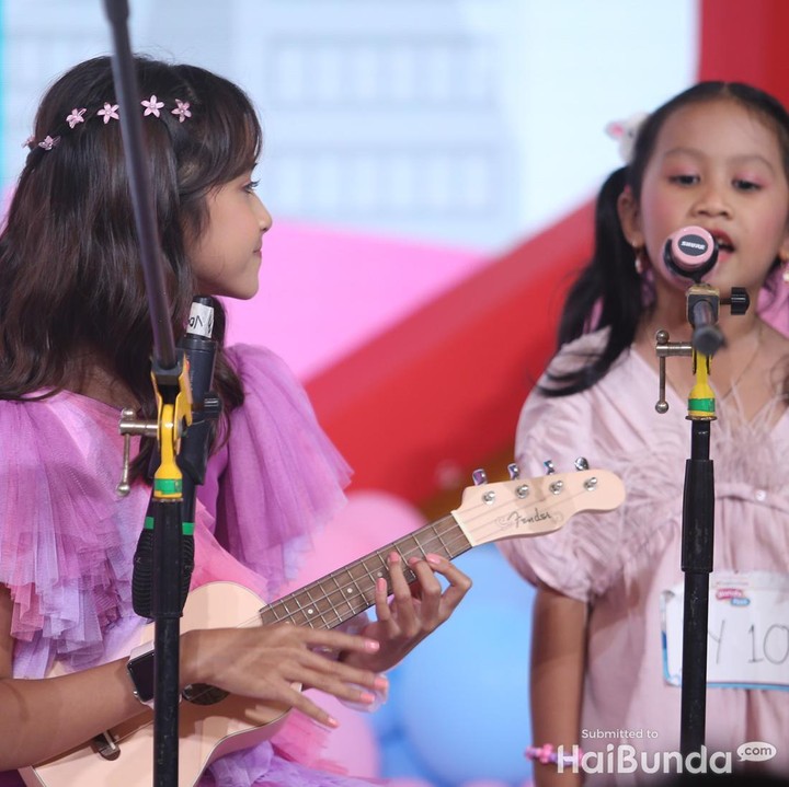 <p>Di tengah-tengah penampilannya, Quinn Salman bikin heboh karena mengajak beberapa penonton yang beruntung untuk berduet menyanyikan lagu. Gadis berusia 13 tahun ini juga menunjukkan bakatnya dengan bermain ukulele. (Foto: Rifkianto Nugroho)</p>
