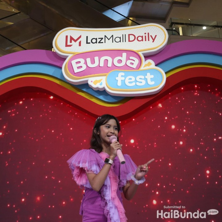 <p>Suasana berubah menjadi haru saat Quinn Salman menyanyikan lagu tentang Bunda berjudul<em> Anugerah Terindah</em>. Ia mengajak para penonton kecil untuk mengungkapkan ucapan cinta kepada Bunda mereka. "Sekarang aku mau mengajak kalian peluk dan bilang I love you ke Bunda masing-masing. Sayang Bunda!" serunya. (Foto: Rifkianto Nugroho)</p>
