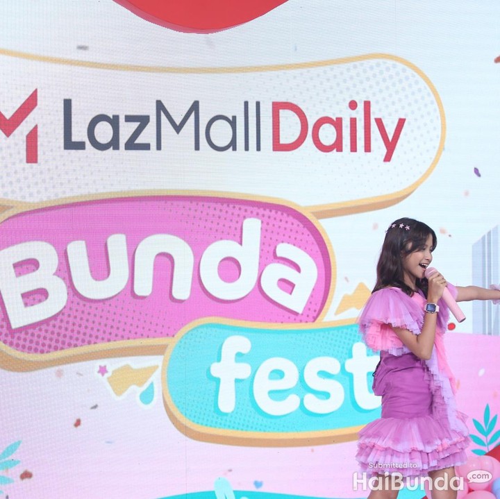 <p>Suara merdu Quinn Salman memenuhi area Grand Atrium Mall Kota Kasablanka, Jakarta Selatan pada Sabtu (18/3/23). Ia menjadi bintang tamu spesial di penghujung acara hari kedua LazMall Daily Bunda Fest 2023. (Foto: Rifkianto Nugroho)</p>