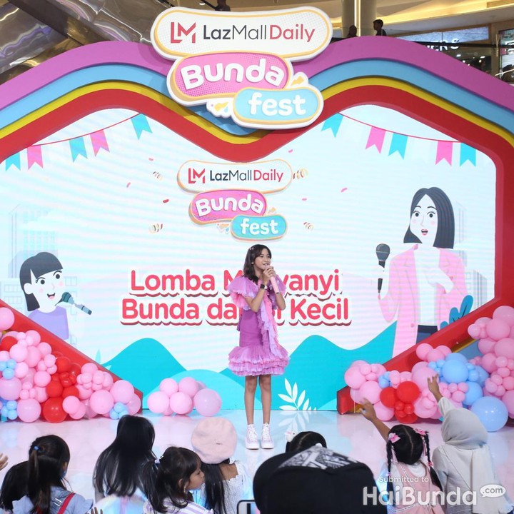 <p>Di hari kedua perayaan ini, Quinn Salman tampil ke atas panggung di tengah Lomba Menyanyi Bunda dan Si Kecil. Ia tampil cantik mengenakan <em>dress</em> tutu warna ungu. Quinn Salman langsung menyapa pengunjung dan mengajak mereka menyanyikan lagu <em>Sahabat Terbaik</em>. (Foto: Rifkianto Nugroho)</p>