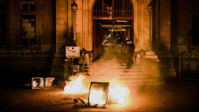 FOTO: Rusuh Demo Tolak RUU Pensiun di Prancis