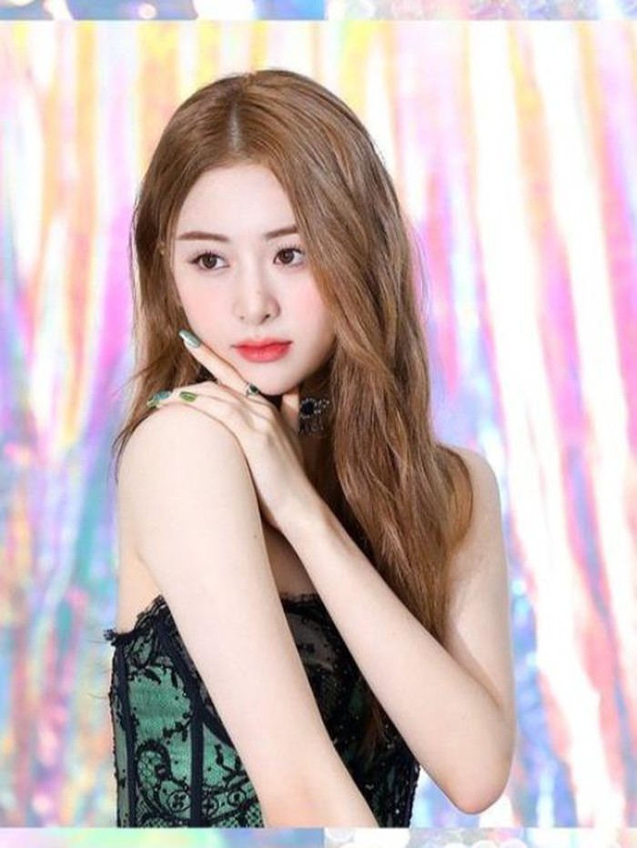 Sejak saat itu, Yunjin kerap merilis lagu self-produce, yang ditulis dan diproduseri sendiri. Lagu “Rise Y_our Glass” adalah lagu pertamanya yang dirilis melalui Youtube resmi LE SSERAFIM./Foto: instagram.com/le_sserafim