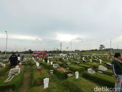 Makam Keputih Surabaya Mulai Ramai Didatangi Peziarah Jelang Ramadan