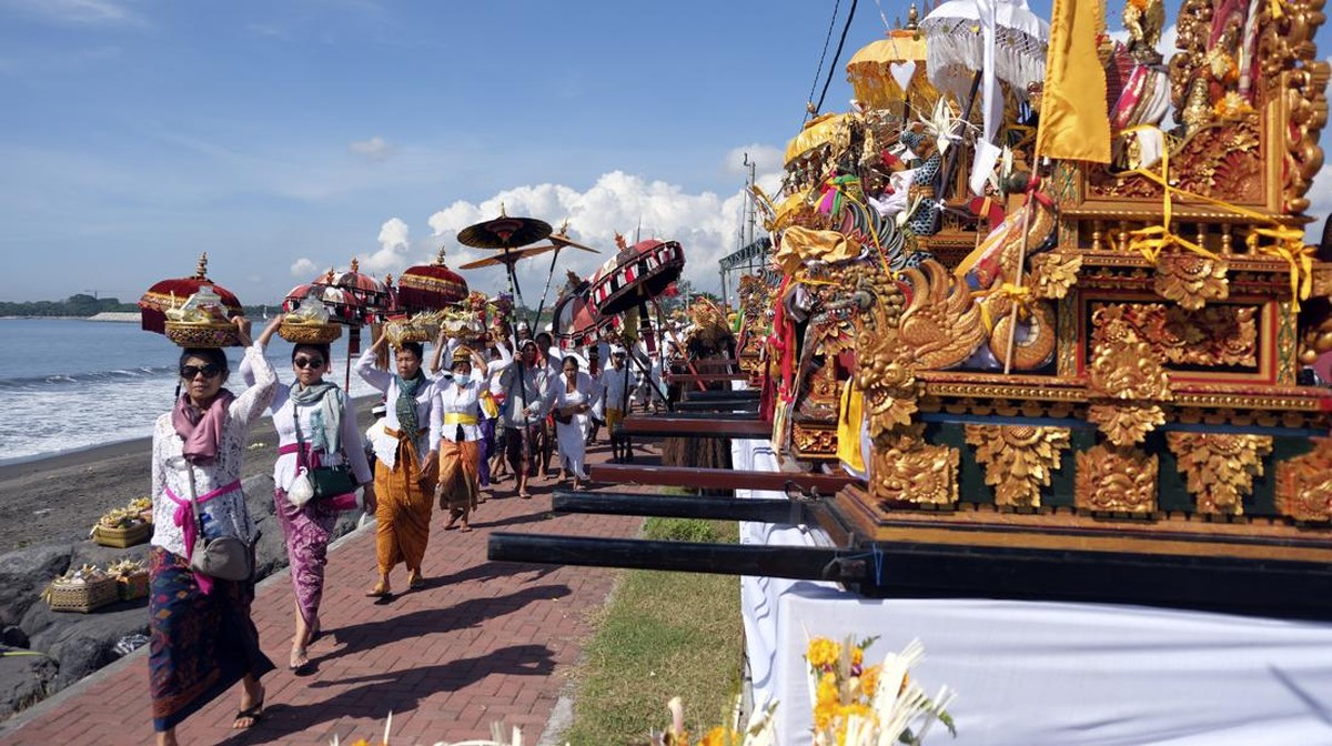 FOTO: Khidmat Upacara Melasti Jelang Hari Nyepi