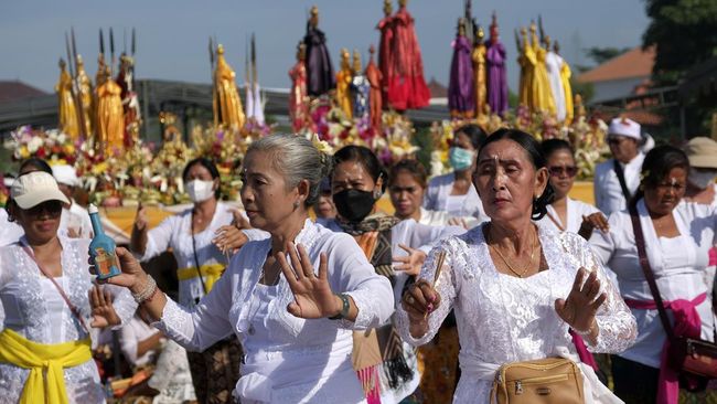 Turis asing pria mengamuk karena tidak diberi jalan oleh pecalang ketika umat Hindu di Bali melakukan prosesi Melasti di Pecatu, Kuta Selatan, Badung.