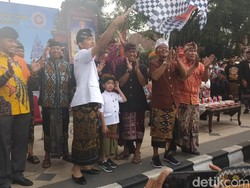 Potret Gemas Jan Ethes Pakai Udeng saat Ikut Pawai Ogoh-ogoh di Solo
