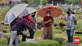 Jadi Agenda Rutin Lebaran, Ini Adab Ziarah Kubur Sesuai Sunnah