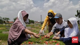 Kenapa Ziarah Kubur Selalu Ada Ritual Tabur Bunga?