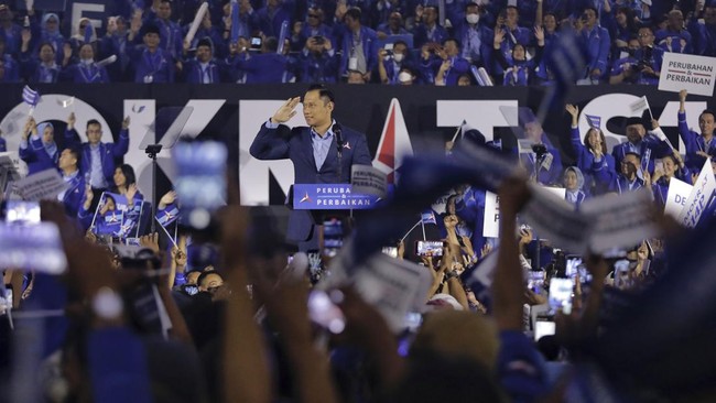 Wakil Ketua Umum Demokrat Benny Harman mengatakan parpol akan melakukan gerakan people power andai MA mengabulkan PK KSP Moeldoko.