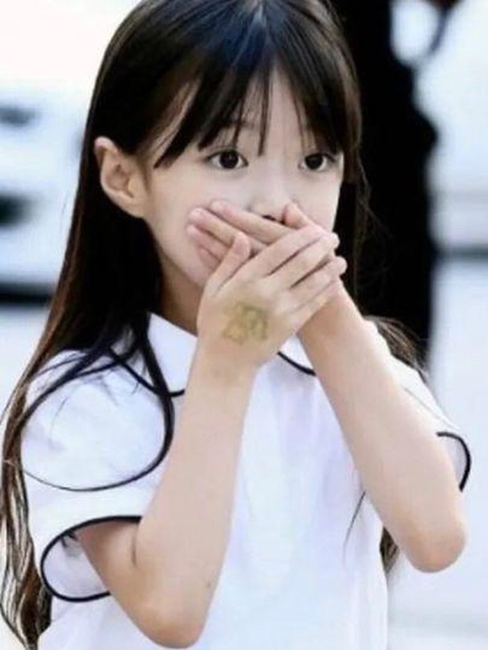 Dalam drama The Glory, Ha Ye Sol merupakan anak yang menderita buta warna. Oh Ji Yul sukses memainkan perannya dengan apik dengan para aktor dan aktris dewasa lainnya./ foto: instagram.com/jiyul_m