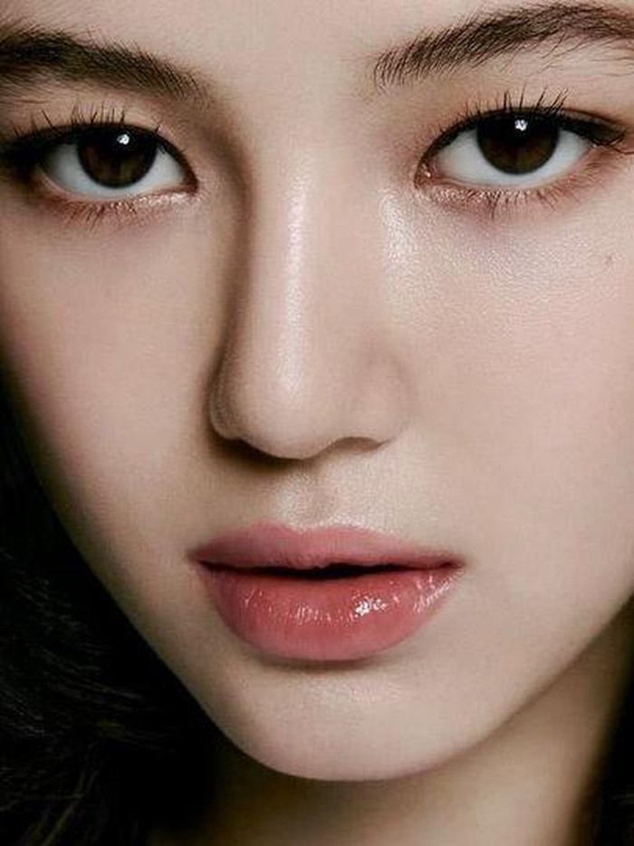 Danielle terlihat sangat memukau dengan tampilan makeup yang chic, sambil berpose dengan rangkaian lipstik terbaru dari YSL Beauty./ foto: instagram.com/voguekorea