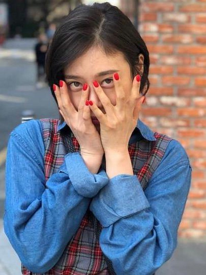 Di kehidupan nyata, ternyata Kim Hieora juga hobi melukis lho, Beauties! Ia bahkan membawa lukisannya sendiri ketika mengikuti casting untuk drama The Glory./ foto: instagram.com/hereare0318