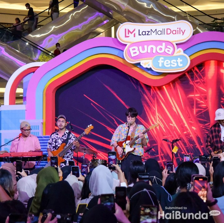 <p>Masih terkesima melihat performa Dikta yang membuat penutupan LazMall Daily Bunda Fest 2023 pecah abis? Tak hanya Dikta saja yang menghibur para Bunda dan Si Kecil di LazMall Daily Bunda Fest 2023 hari ketiga. Sebelumnya, acara ini dimeriahkan dengan perlombaan fashion show yang diikuti oleh Bunda dan Si Kecil. Selain itu, juga ada talkshow dan penampilan spesial dari My Doremi bersama Natsha Chairani dan Ralia Rules, Bunda. (Foto: Andhika Prasetia)</p>