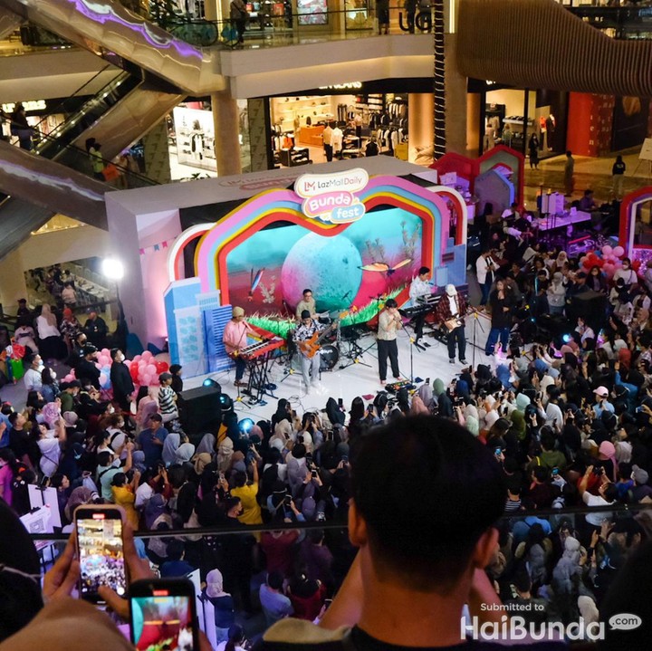 <p>LazMall Daily Bunda Fest 2023 yang diselenggarakan di Mall Kota Kasablanka, Jakarta Selatan, pada Minggu (19/3/2023), diramaikan dengan penampilan spesial dari guest star yang ditunggu-tunggu, yakni Dikta Wicaksono. (Foto: Andhika Prasetia)</p>