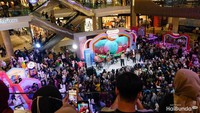 <p>LazMall Daily Bunda Fest 2023 yang diselenggarakan di Mall Kota Kasablanka, Jakarta Selatan, pada Minggu (19/3/2023), diramaikan dengan penampilan spesial dari guest star yang ditunggu-tunggu, yakni Dikta Wicaksono. (Foto: Andhika Prasetia)</p>