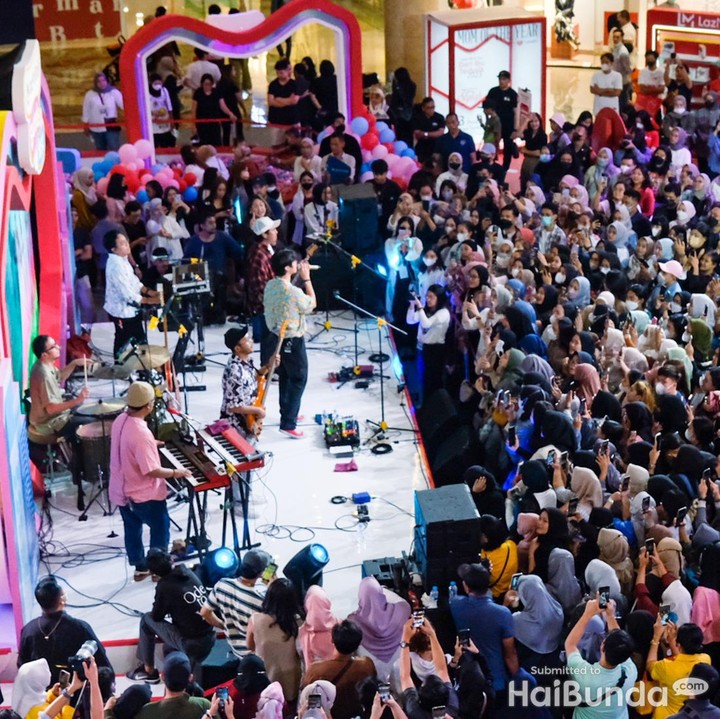 <p>Pria yang akrab disapa Mas Ta ini pun mengucapkan terima kasih kepada acara Bunda Fest 2023, Bunda. "Terima kasih kepada Bunda Fest 2023," ujarnya. Penampilan Dikta ditutup meriah dengan membawakan lagu<em> Anak Sekolah.</em> (Foto: Andhika Prasetia)</p>