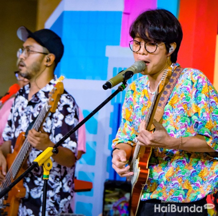 <p>Di lagu ketiganya yang berjudul <em>Dia Tak Mau</em>, pria 37 tahun ini mengajak para penonton untuk bernyanyi bersama, Bunda. Tak sedikit penonton yang bersorak karena terpukau dengan penampilan penyanyi tampan satu ini. (Foto: Andhika Prasetia)</p>