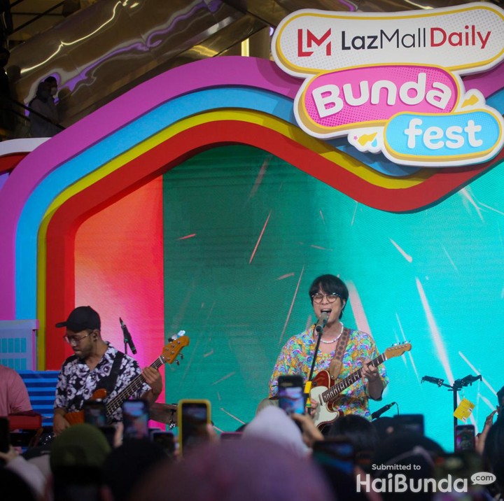 <p>Dikta memulai penampilannya dengan lagu yang berjudul <em>Overture Tunggu Aku</em>. Penampilan pertamanya di LazMall Daily Bunda Fest 2023 disambut antusias dari para penggemarnya, lho, Bunda. (Foto: Andhika Prasetia)</p>