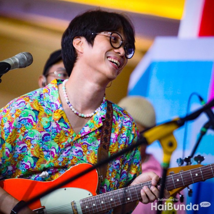<p>Dikta pun kembali membawa para Bunda terhanyut dengan single pertamanya yang berjudul <em>Harusnya Bersama.</em> Dia pun menyanyikan lagu ini dengan penuh penghayatan, Bunda. Hayo siapa yang ikut baper saat mendengarnya? (Foto: Andhika Prasetia)</p>