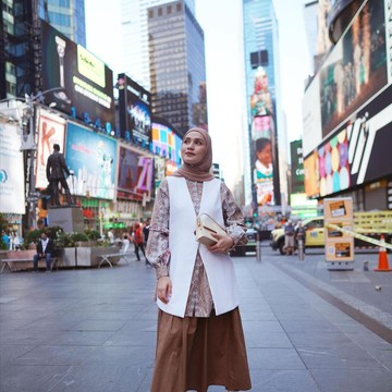 Outfit Bukber ala Dwi Handayani untuk Kamu yang Ingin Tampil Girly