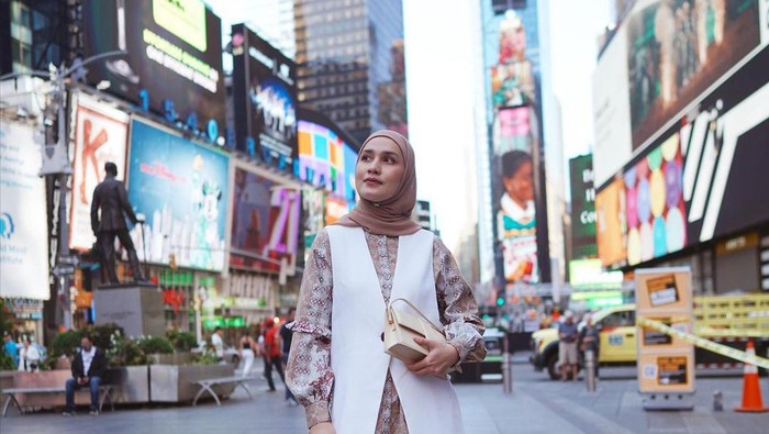 img-title Outfit Bukber ala Dwi Handayani untuk Kamu yang Ingin Tampil Girly