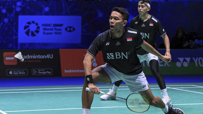 Atlet badminton Indonesia Fajar Alfian memberikan psywar ke Hendra Setiawan yang akan menjadi lawannya di final ganda putra All England 2023.