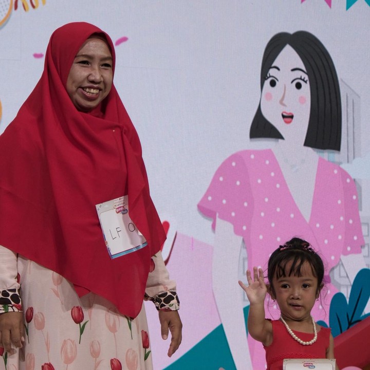 <p>Salah satu yang menarik perhatian adalah penampilan Bunda dan Si Kecil yang mengenakan busana serba merah ini. Meskipun terlahir sebagai anak berkebutuhan khusus tak menyurutkan semangat Bunda dan Si Kecil untuk berkarya. Semoga sehat dan tetap semangat selalu ya Bunda. (Foto: Andhika Prasetia)</p>