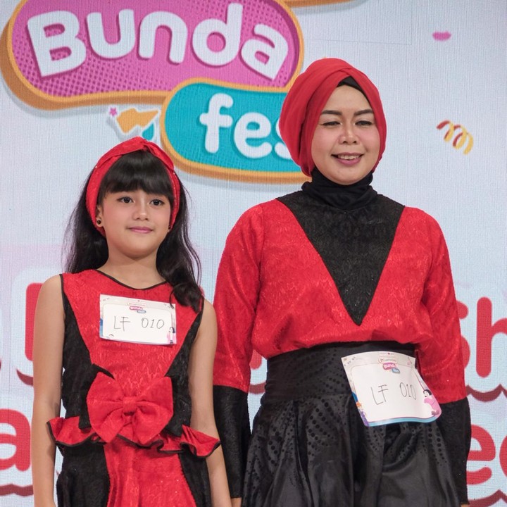 <p>Lomba yang diikuti oleh Bunda dan Si Kecil dengan usia maksimal 10 tahun ini memiliki empat kategori penilaiannya, Bunda. Pertama, makeup dan postur tubuh, cara catwalk, interaksi antara Bunda dan Si Kecil, dan ekspresi keduanya ketika berlenggak-lenggok di atas panggung. (Foto: Andhika Prasetia)</p>