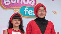 <p>Lomba yang diikuti oleh Bunda dan Si Kecil dengan usia maksimal 10 tahun ini memiliki empat kategori penilaiannya, Bunda. Pertama, makeup dan postur tubuh, cara catwalk, interaksi antara Bunda dan Si Kecil, dan ekspresi keduanya ketika berlenggak-lenggok di atas panggung. (Foto: Andhika Prasetia)</p>