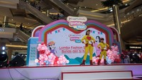 <p>Pasangan Bunda dan Si Kecil dengan kostum berkonsep sangat unik. Memilih warna mencolok perpaduan kuning dan merah, ternyata desain bagian depannya sangat menarik. Coba perhatikan lambang love merah di depannya, Bunda. Nah, ternyata kalau dibuka ada tulisan HaiBunda lho. Super cute ya! (Foto: Andhika Prasetia)</p>