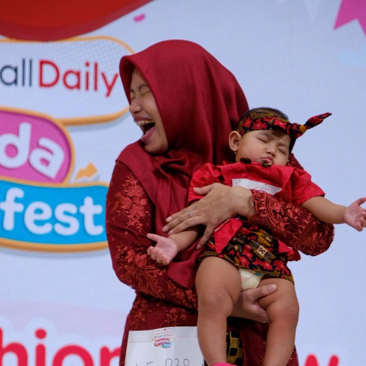 <p>Tak kalah lucu dan bikin gemas, si Nona cantik satu ini malah tidur pulas saat digendong ibunya ke atas panggung. He-he-he, mimpi apa ya Si Kecil? (Foto: Andhika Prasetia)</p>