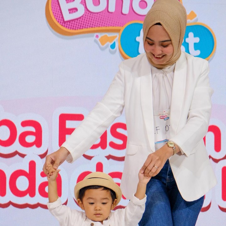 <p>Kecil-kecil sudah kece, nampaknya ungkapan ini pas banget ya menggambarkan peserta yang tampil dengan topi ini. Duh gemas kan melihat jagoan kecil ini dituntun ibunda yang pakai baju senada. (Foto: Andhika Prasetia)</p>