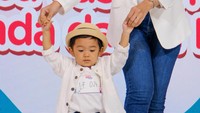 <p>Kecil-kecil sudah kece, nampaknya ungkapan ini pas banget ya menggambarkan peserta yang tampil dengan topi ini. Duh gemas kan melihat jagoan kecil ini dituntun ibunda yang pakai baju senada. (Foto: Andhika Prasetia)</p>