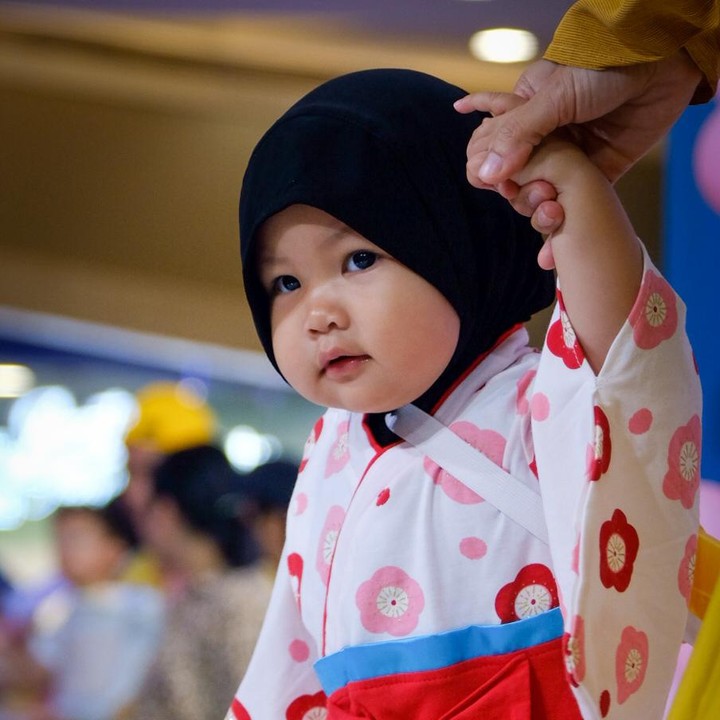 <p>Nah sedangkan balita yang satu ini enggak kalah gemas dengan panah kecilnya ya. Memakai busana colorful yang ceria, Si kecil nampak antusias berlenggak-lenggok di atas panggung. (Foto: Andhika Prasetia)</p>