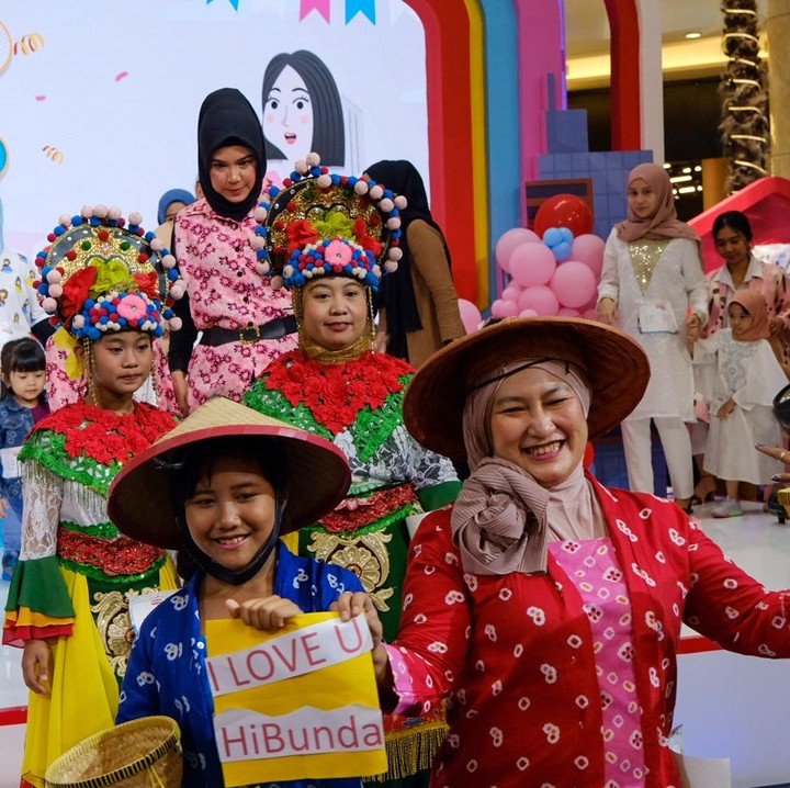 <p>Lomba fashion show menjadi pembuka acara LazMall Daily Bunda Fest 2023 hari ketiga di Mall Kota Kasablanka, Jakarta Selatan, pada Minggu (19/3/2023). Bunda penasaran bagaimana kompaknya Bunda dan Si Kecil saat bergaya di atas panggung? (Foto: Andhika Prasetia)</p>
