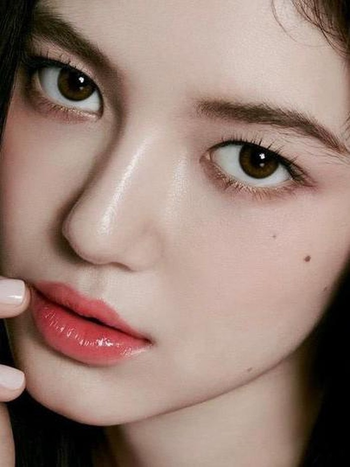 Foto-foto tersebut sekaligus mengumumkan bahwa Danielle secara resmi terpilih sebagai Brand Ambassador terbaru dari YSL Beauty./ foto: instagram.com/voguekorea