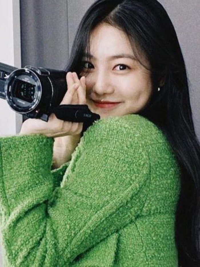 Perempuan kelahiran 1998 ini memulai debut aktingnya lewat web drama remaja 'A-Teen' pada tahun 2018 lalu. Sejak saat itu, citra anak SMA melekat pada dirinya./ foto: instagram.com/__shinyeeun